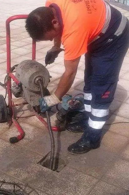 llave inglesa sobre tubo de radiador